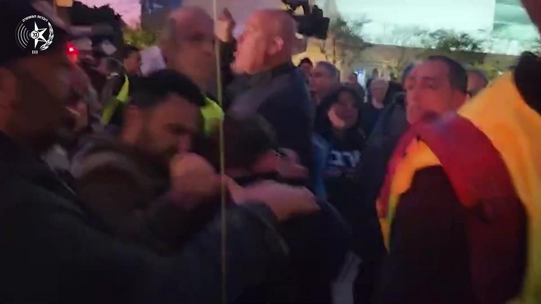 "Посмотрите на этих людей": в Тель-Авиве пацифисты передрались с патриотами