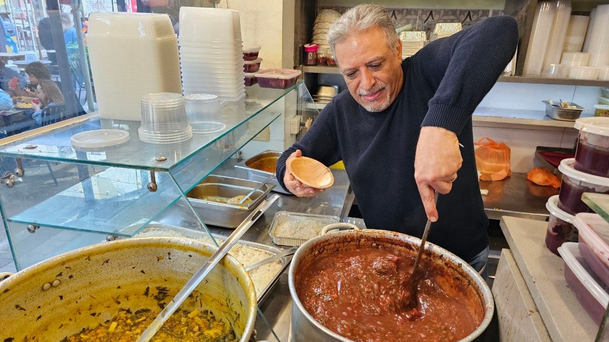 "Когда режим падет, я открою второй ресторан в Тегеране". Репортаж из "иранского" Тель-Авива