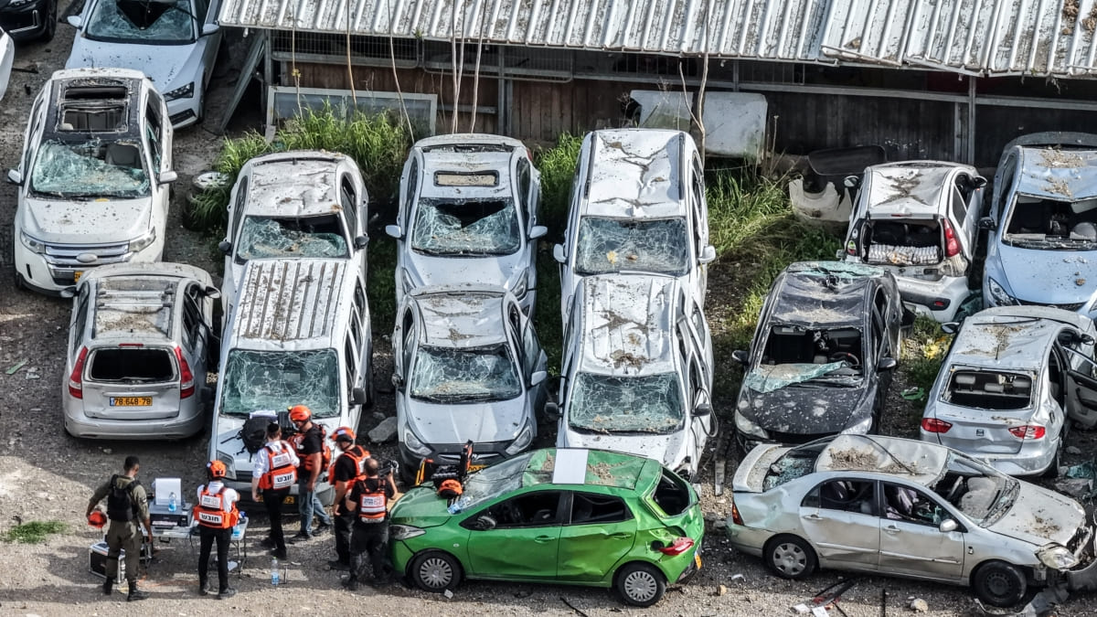 11 раненых, две воронки и 100 разбитых автомобилей: ПВО Израиля не смогла защитить Эштаоль от иранской ракеты