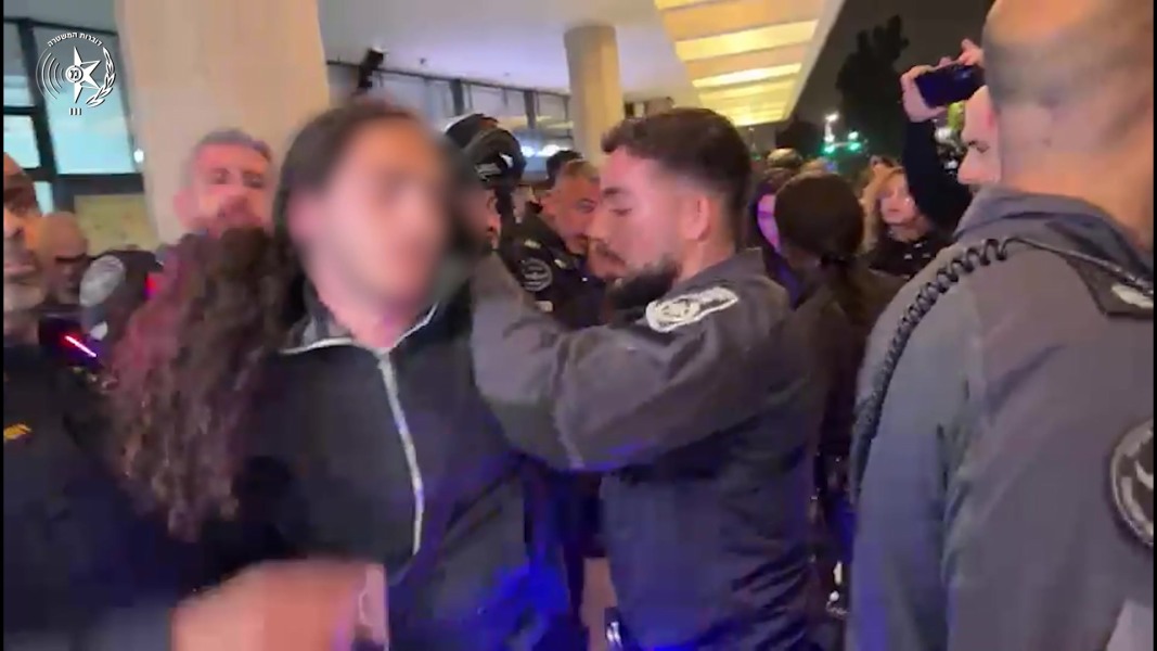 Пацифистская демонстрация в Тель-Авиве: 17 арестованных, сирена, сердечный приступ и большая суматоха