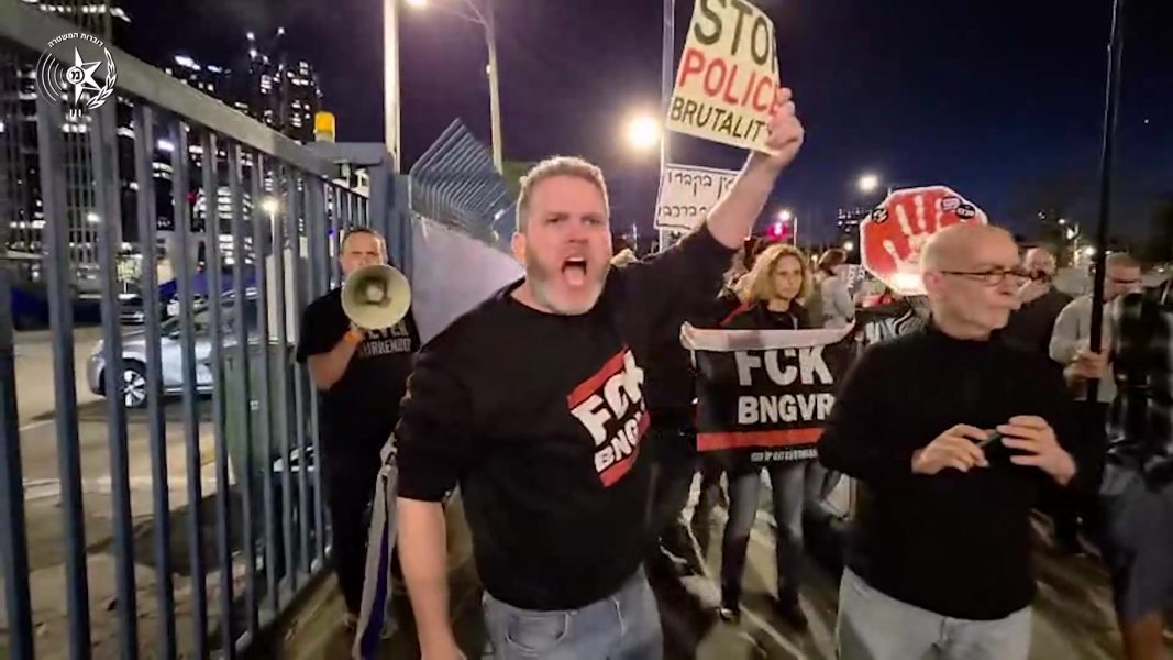 Левые активисты перекрыли въезд в полицию, пришлось разгонять