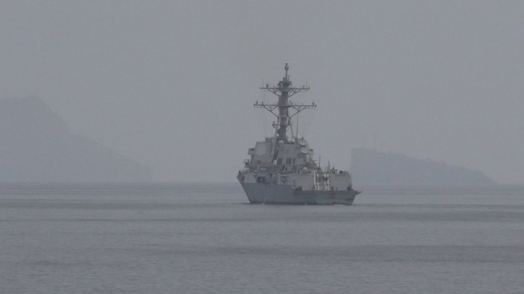 Один шаг до взрыва: захват судна, удары по кораблям США, жесткие предупреждения