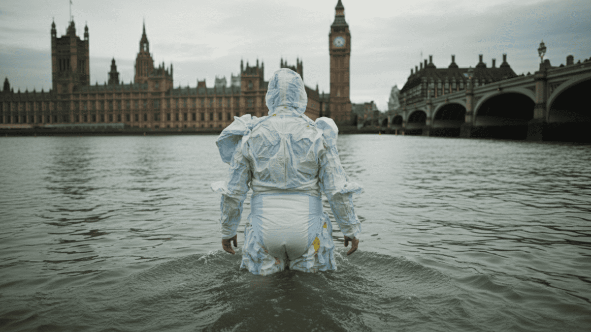 "Запах был неприятным": художник надел 24 подгузника и заболел