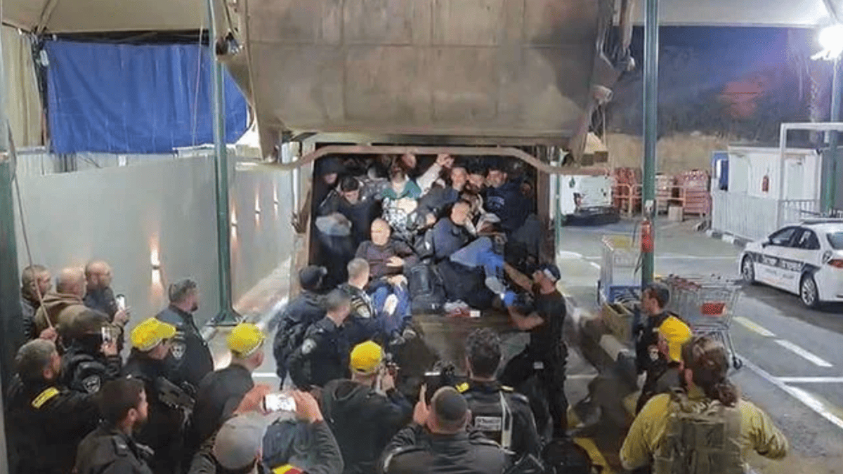 Как сельди в бочке: полиция накрыла мусоровоз с десятками нелегалов