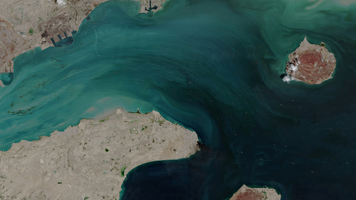 Не единицы, а десятки: иранские танкеры гуляют по проливу как ни в чем не бывало