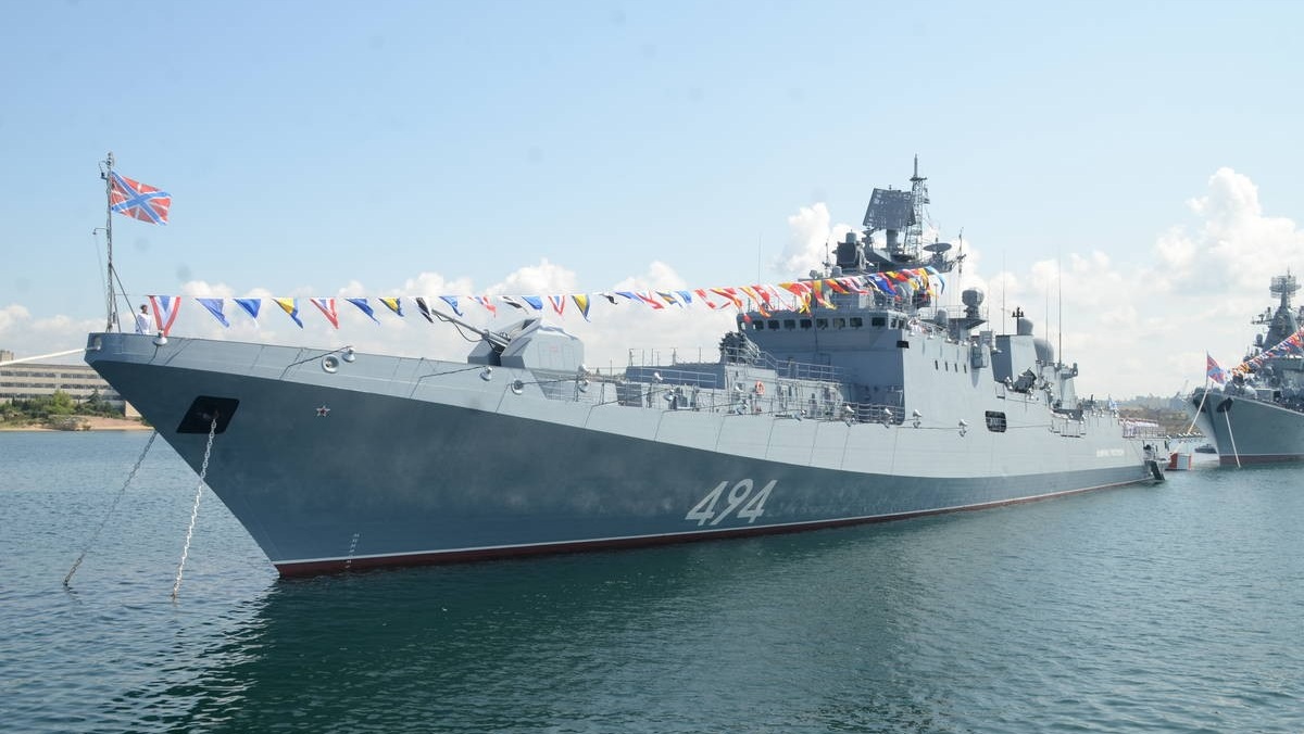 Российский корабль испугался британской яхты - Захарова пошутила плоско, но воинственно