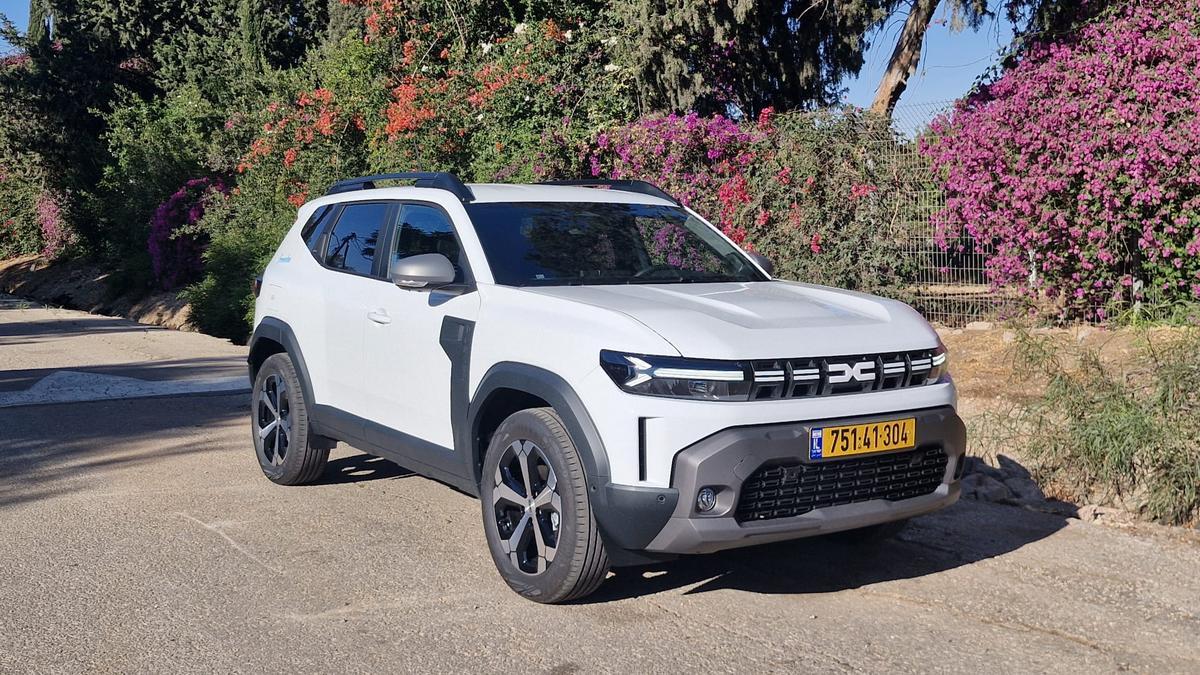Кроссовер Dacia Duster Hybrid 155, тест драйв