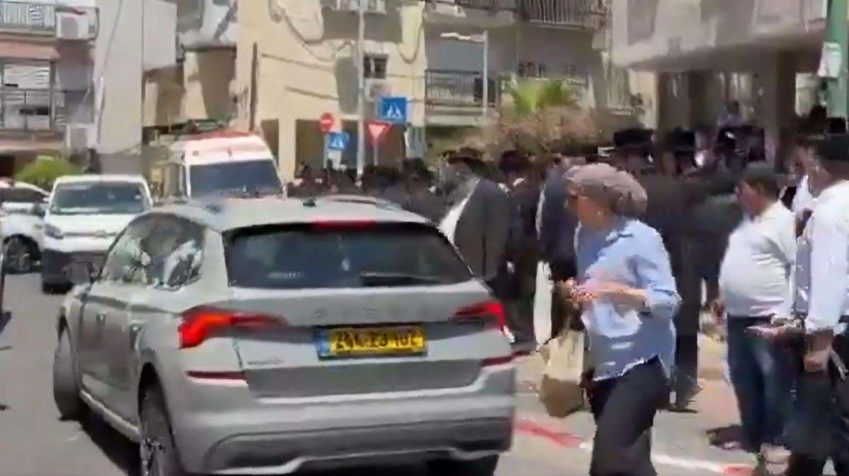 Налоговики приехали в Бней-Брак не вовремя - их пришлось эвакуировать с помощью полиции