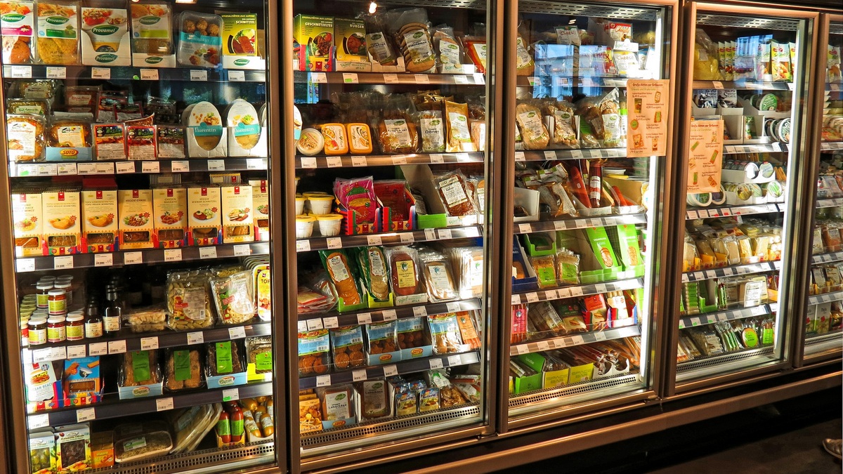 Две надписи, которые определяют многое: почему не стоит выбрасывать продукты сразу же по истечении срока годности