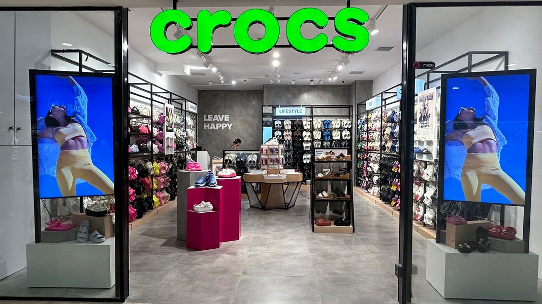 Crocs открыл флагманский магазин в Тель-Авиве с самым большим ...