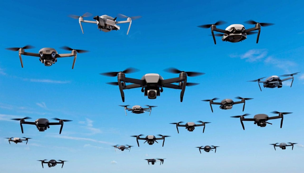 Под наблюдением: самолет Зеленского преследовали неизвестные дроны