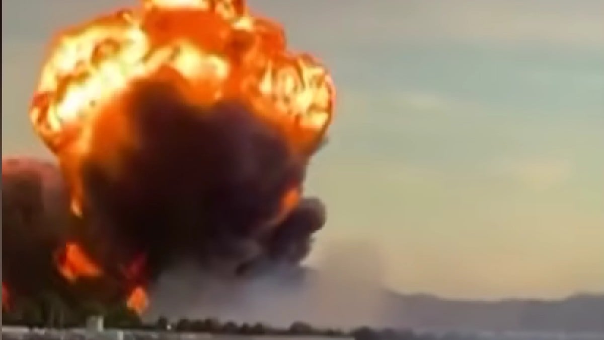 В США самолет UPS превратился в "огненный шар": видео