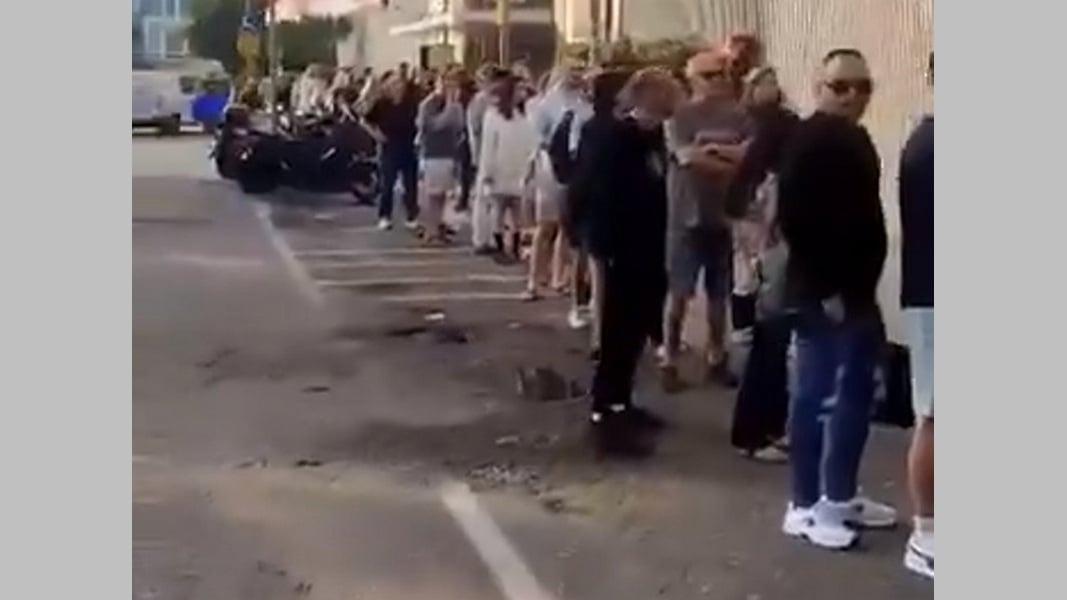 Израильтяне набросились на дешевые "айфоны": длинные очереди в бюджетных супермаркетах