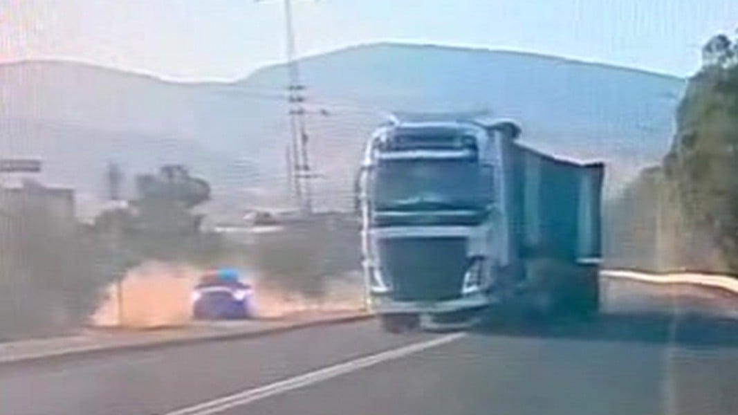 Врезался, сносил, увиливал: безумный араб на грузовике заставил понервничать полицейских