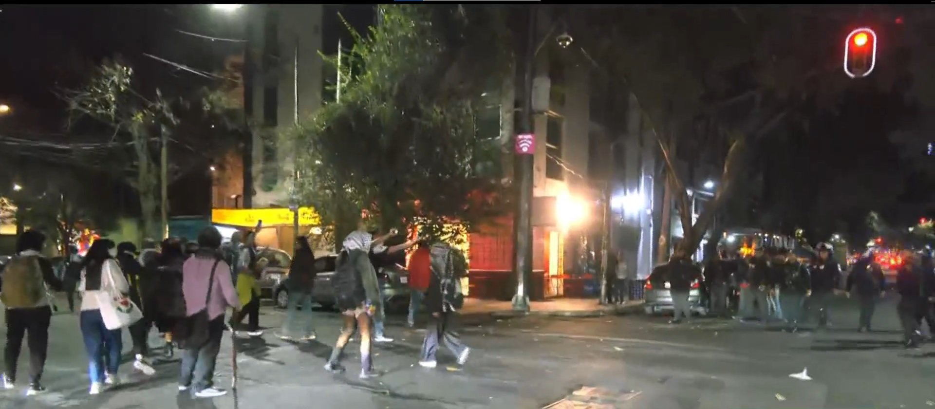 Испортили настроение зрителям: протестующие устроили хаос у клуба в Мехико, в котором выступала израильская певица