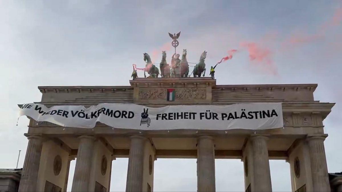 "Ялла, ялла, интифада": над Берлином зареял антиизраильский транспарант