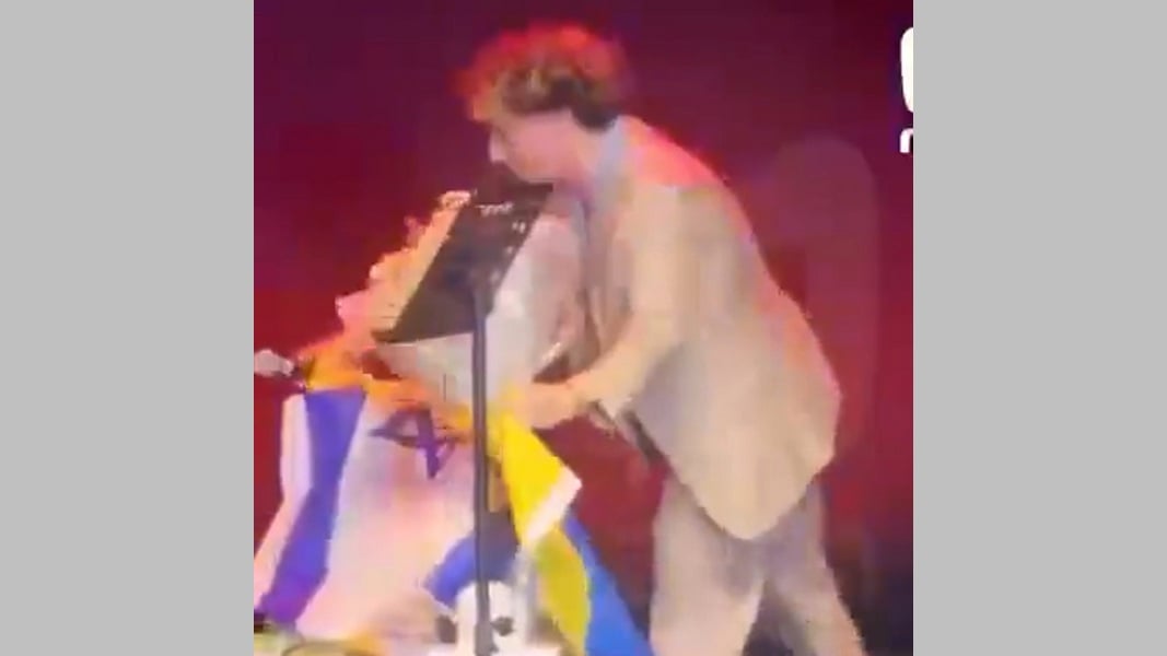 Российские патриоты грозят Галкину израильской тюрьмой из-за украинского флага