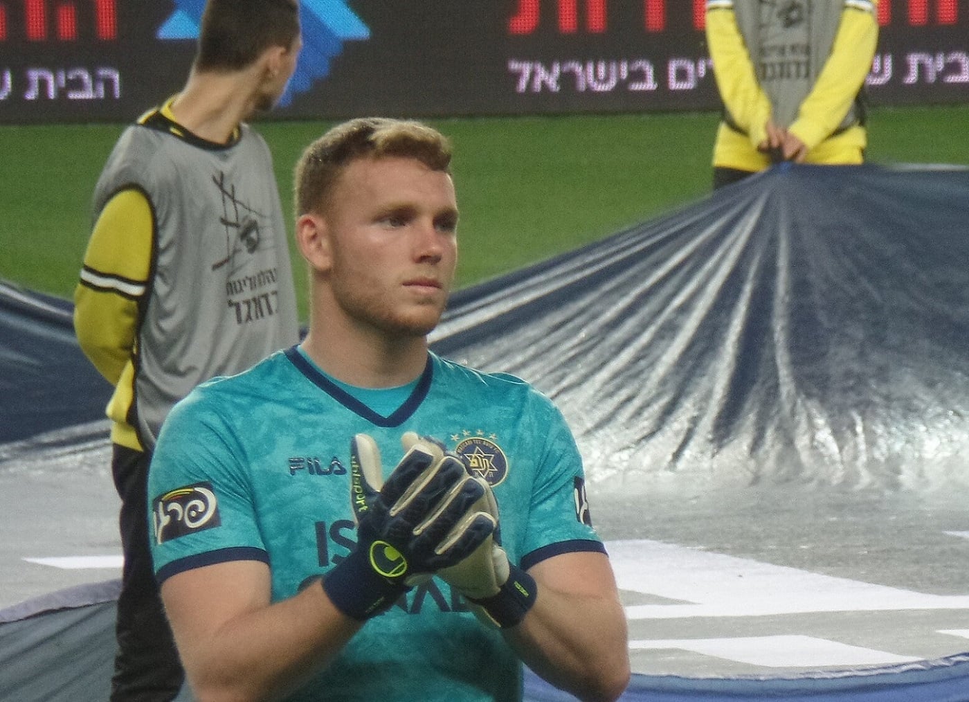 "Арийские гены": внешность мужа Нои Кирел стала поводом для новой антисемитской теории