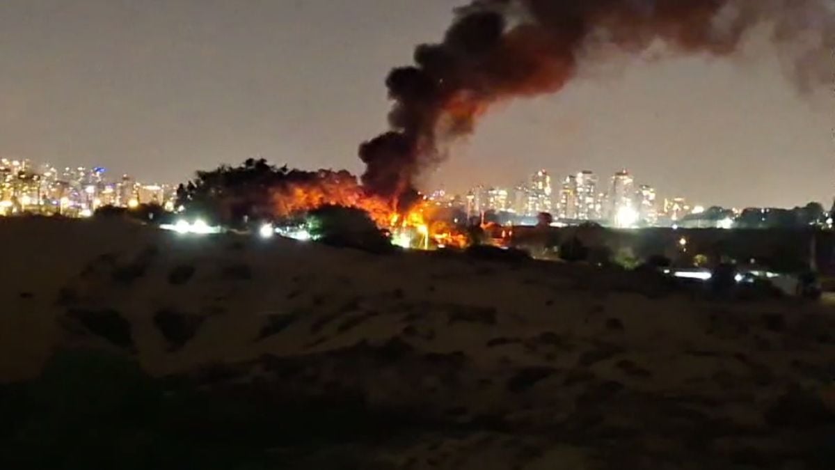 Пожар в Холоне: в огне оказались несколько газовых баллонов