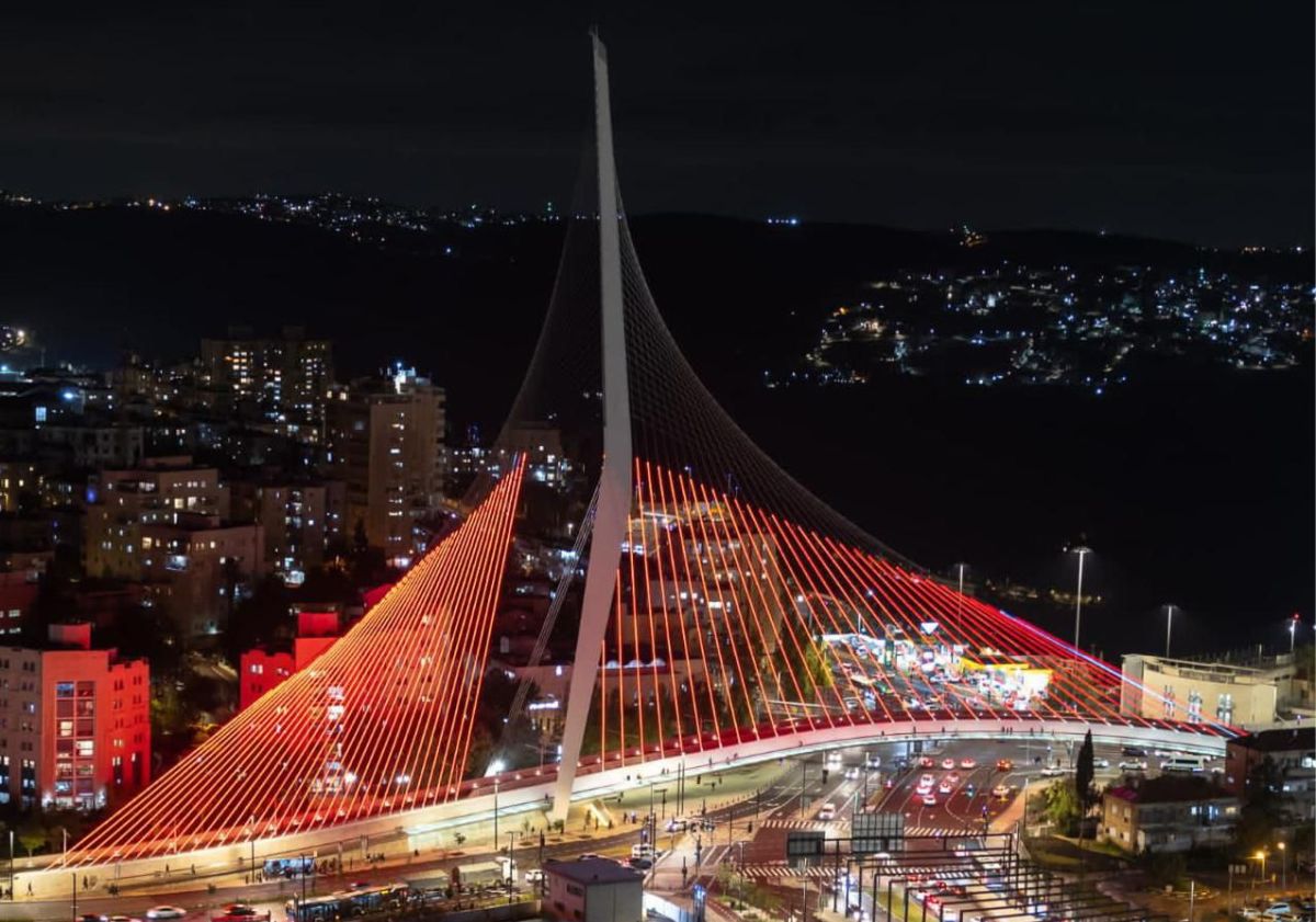 Окрасился месяц багрянцем: Иерусалим озарили "Красные огни"