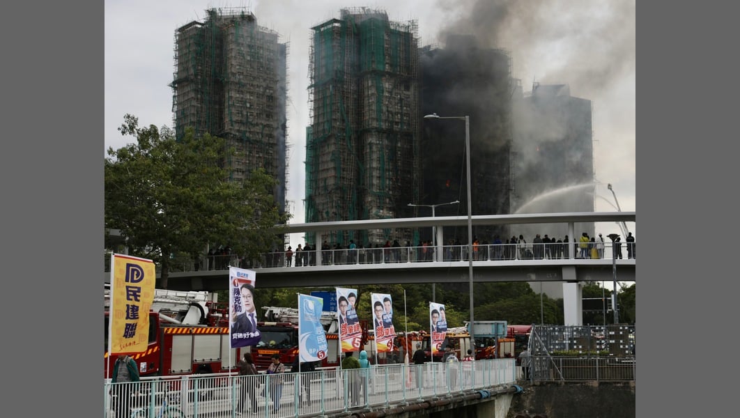 Чудо на 16 этаже: "луч надежды" среди смертоносного пожара в Гонконге