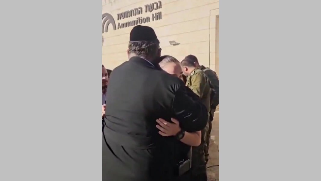 Трогательное видео: раввин провожает дочь в боевые войска