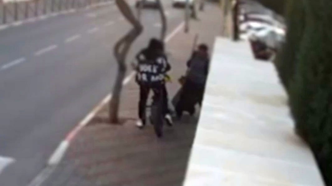 Подъезжают и бьют: в Иерусалиме активизировались "охотники на арабов"