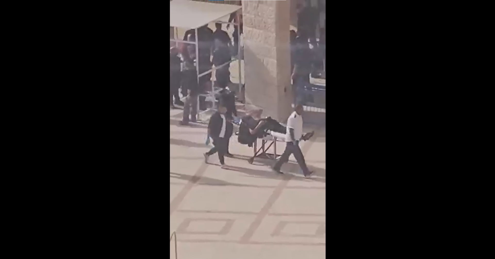 Кровная месть: члены враждующих бедуинских кланов устроили поножовщину прямо у здания суда