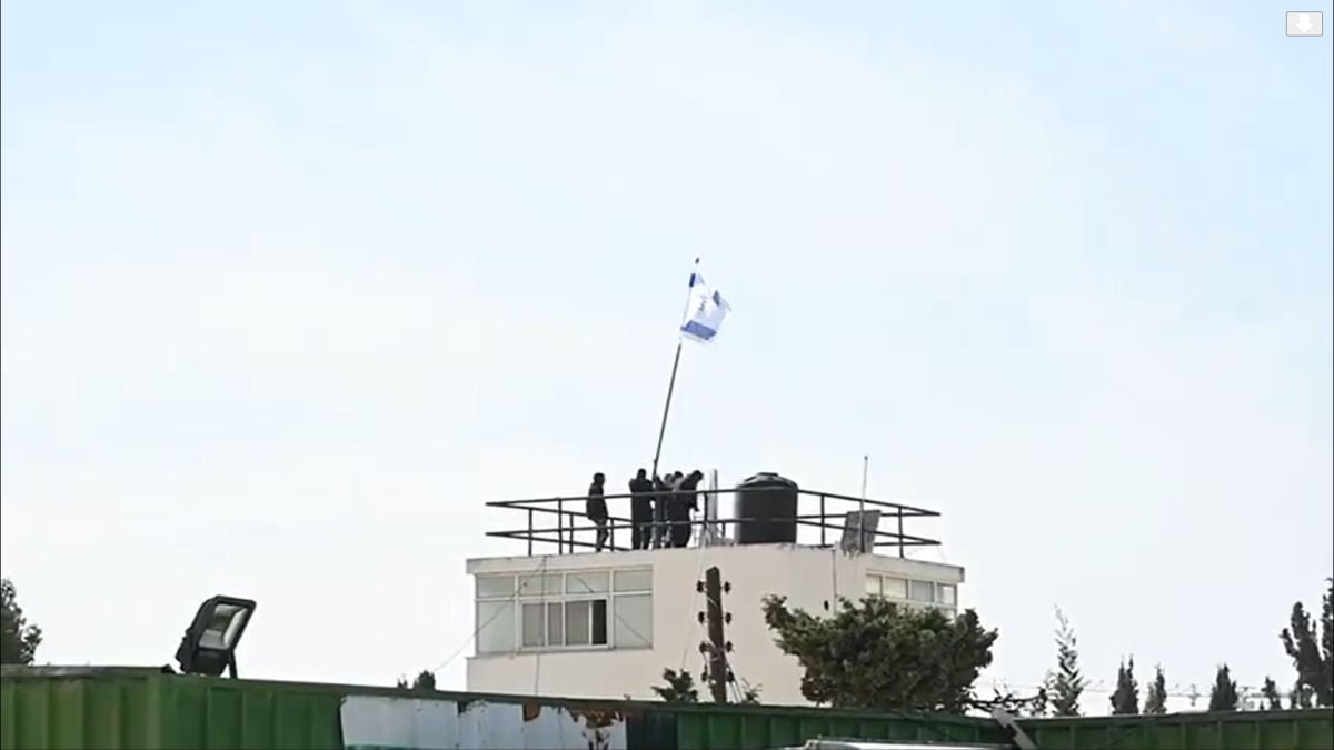 "Вопиющее пренебрежение": в Иерусалиме над комплексом БАПОРа поднят флаг Израиля