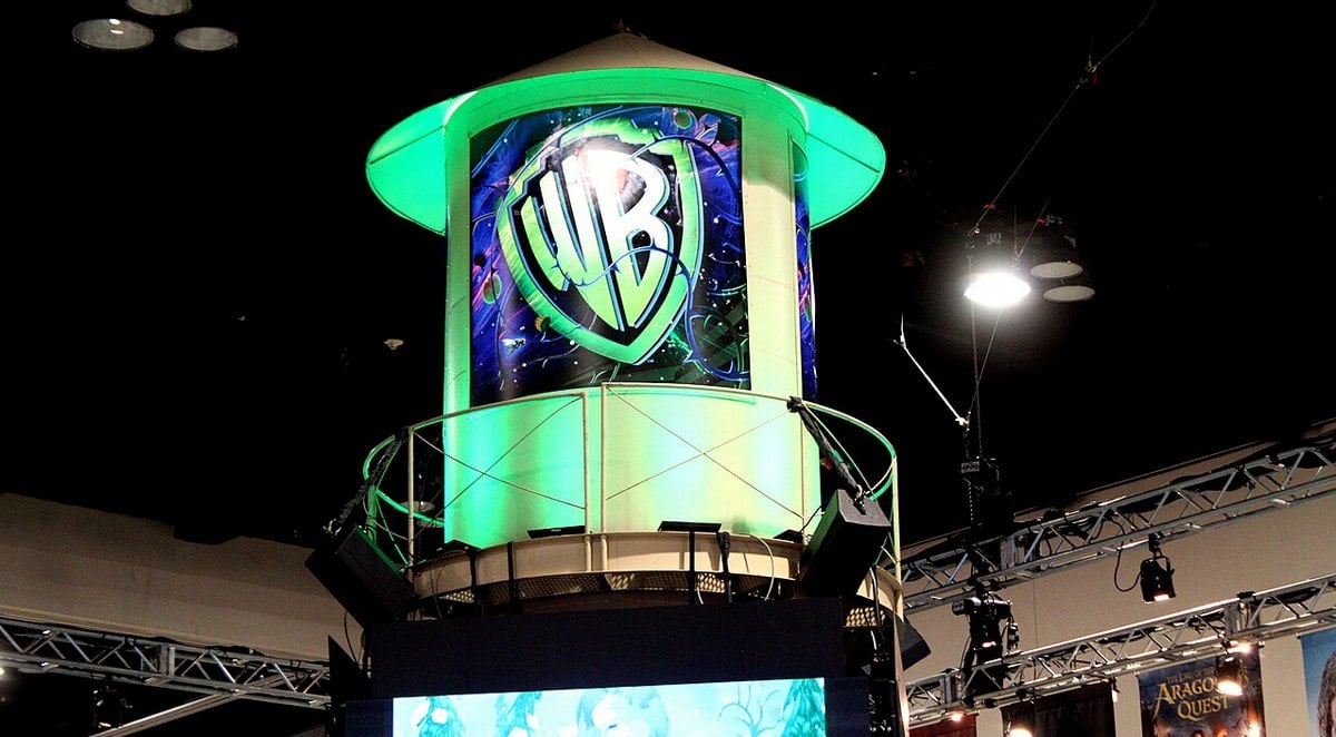 Страсти по "Уорнер": политические интриги, ставки на миллиарды долларов и Трамп в камео