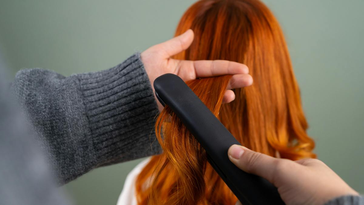 Cмертельно опасная процедура: девушка оказалась в реанимации после выпрямления волос