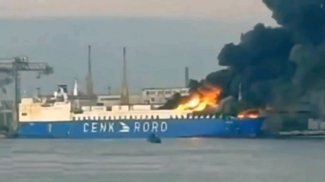 После российской атаки: в порту Одессы горит грузовое судно