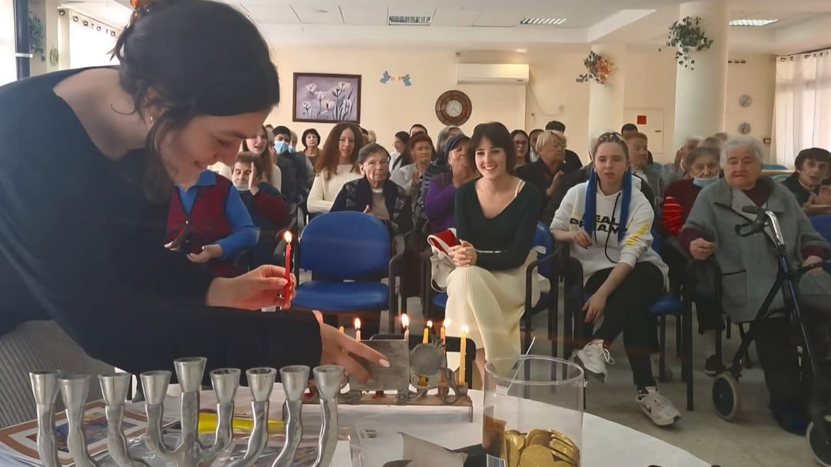 Свеча для одного — свеча для сотни: как прошли ханукальные встречи поколений