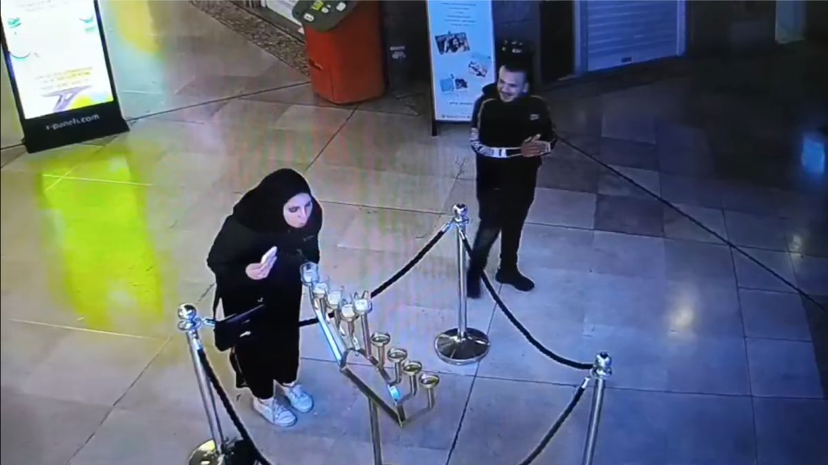 Злое дыхание: в тель-авивском торговом центре арабка под аплодисменты демонстративно затушила огни ханукальной меноры